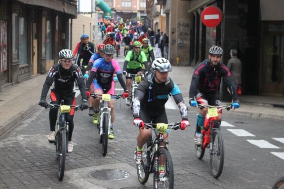 277 inscritos. Los participantes recorrieron el centro de Alfaro antes de adentrarse en los caminos, senderos y otros parajes del entorno de la comarca.