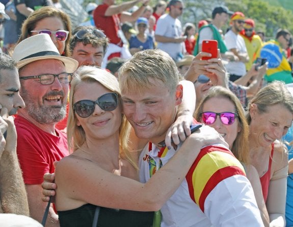 Marcus Walz posa feliz con su novia momentos después de ganar el oro. :: efe
