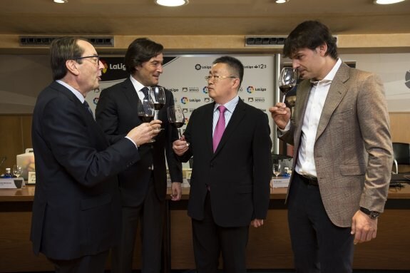 Jesús Rivero (Marqués del Atrio); Adolfo Bara (La Liga); Sun Jian
(Changyu Pioneer Wine) y Fernando Morientes (La Liga).
