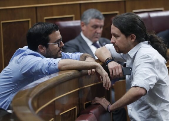 Pablo Iglesias conversa con Alberto Garzón en un momento de la sesión de ayer. :: Chema Moya / efe