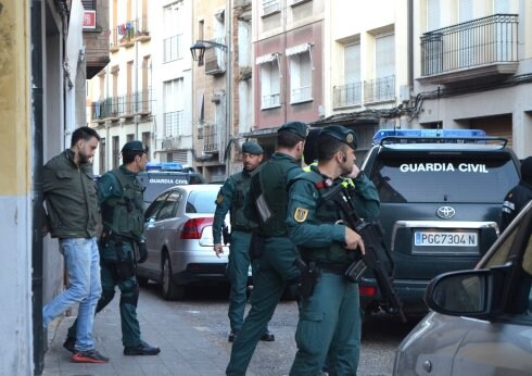 Momento de la detención del presunto yihadista el pasado miércoles en la peluquería en la que trabajaba en Calahorra. :: isabel álvarez