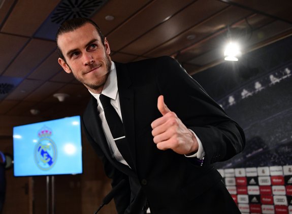 Gareth Bale muestra su satisfacción por la renovación. :: afp
