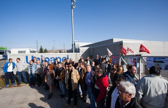 Imagen de la concentración protagonizada por la plantilla de Unipapel el pasado 26 de octubre. :: fernando díaz