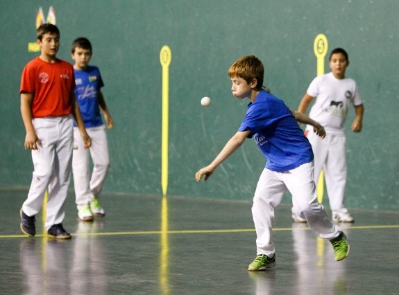Un momento de un encuentro de la pasada temporada. :: Fernando Díaz