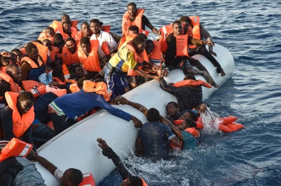 Rescate de supervivientes de uno de los naufragios ocurridos cerca de las costas libias. :: A. Solaro / afp