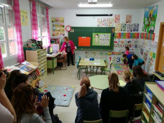 Una profesora del CRA riojano muestra a profesores europeos un ejercicio con alumnos. :: cra alto cidacos