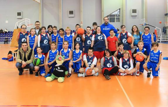 Los jugadores del Rioja Down y Ezcaray formaron juntos, con las autoridades, antes de comenzar a jugar. 