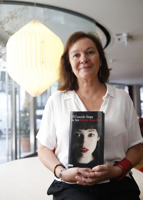 Clara Sánchez posa con su nueva novela. :: sur de málaga