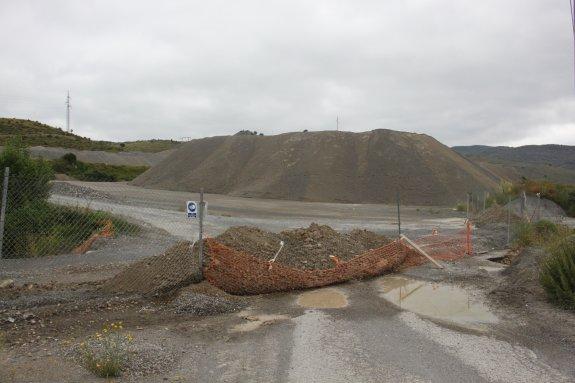 Las zonas donde se guardan los áridos siguen esperando a que se solucionen los problemas y se reanuden los trabajos para terminar de levantar la pared. :: 