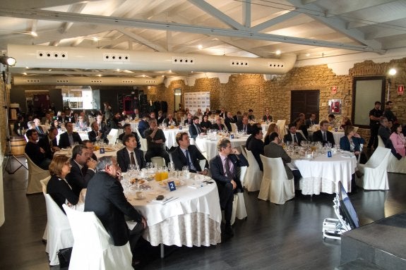 Aspecto que ofrecía ayer el espacio de Bodegas Franco Españolas, anfitrión del encuentro económico organizado por Diario LA RIOJA y BBVA. :: díaz uriel