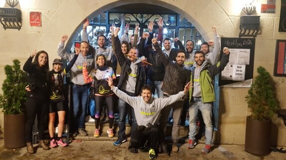 Los integrantes del Nutrium Trail Team celebran la consecución del desafío en la meta situada en Santo Domingo de la Calzada. :: 