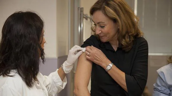 La consejera de Salud, María Martín, vacunándose contra la gripe