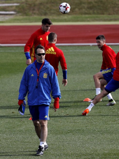 Julen Lopetegui, seleccionador español, durante un entrenamiento en Las Rozas. :: s. barranechea / EFE
