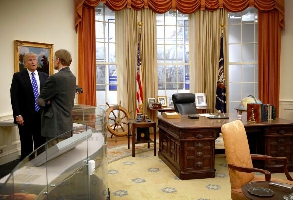 Donald Trump observa la réplica del Despacho Oval de la Casa Blanca en el Museo Presidencial de Gerald Ford. :: Jonathan Ernst / reuters
