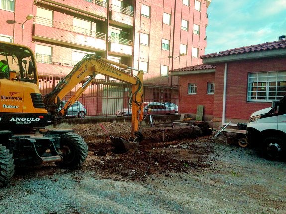 Las máquinas están ya trabajando en el exterior del consultorio. 