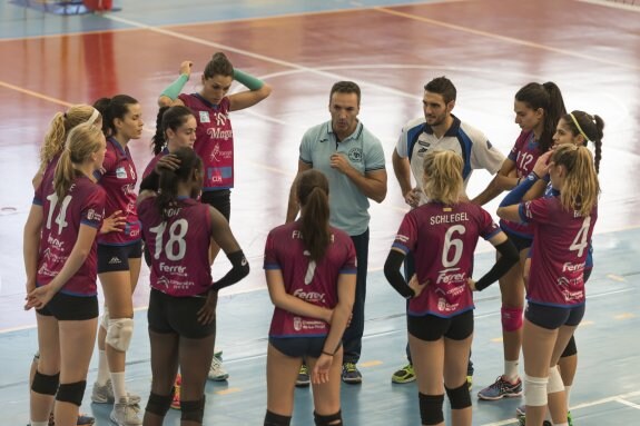 Hugo Gotuzzo da instrucciones a sus jugadoras. :: donézar