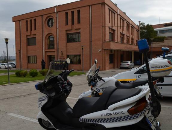 Exteriores de la Jefatura de la Policía de Calahorra. 