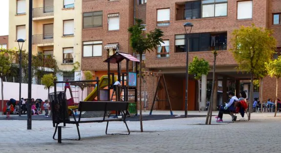 La plaza Juan Apiñani es uno de los lugares en los que se van a renovar los juegos infantiles. :: i.á 