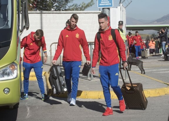 Callejón (d) y De Gea, ayer, a su llegada a Granada, donde España se enfrenta hoy a la selección de Macedonia. :: 