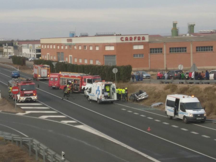 Lugar del accidente de tráfico en el término de Rincón de Soto con uno de los coches accidentados en la cuneta.