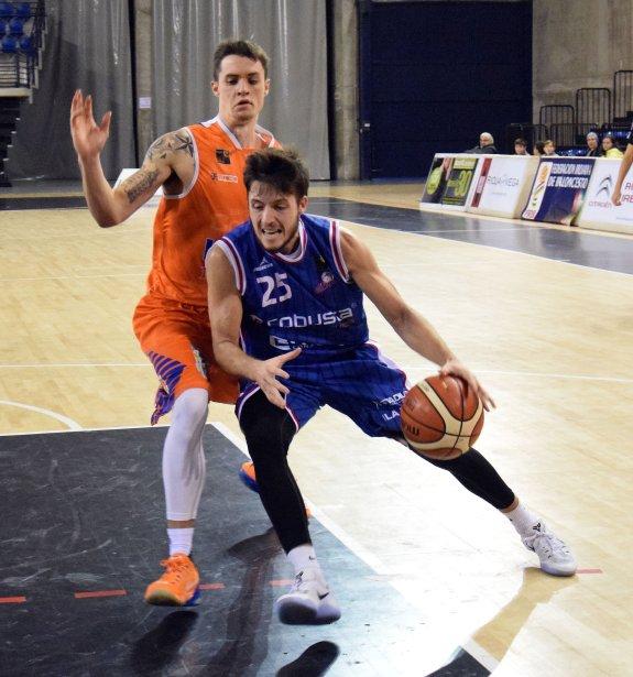 El base Alberto Martín, durante el partido ante Coruña. :: 