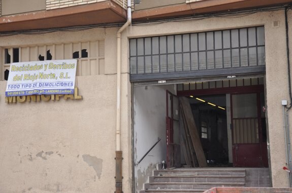 Obras de derribo en el interior del mercado municipal. :: c.v.