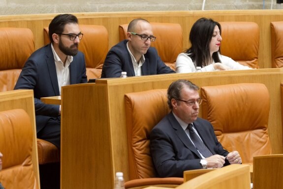 Los diputados de Ciudadanos en el Parlamento regional,  el pasado jueves durante el pleno. :: díaz uriel