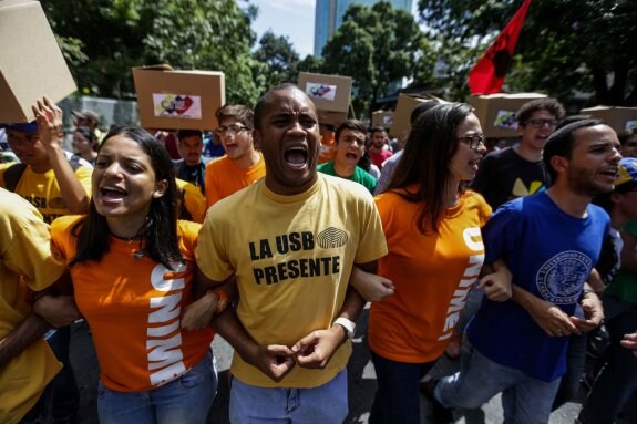 Estudiantes durante una manifestación celebrada en Caracas para pedir el diálogo político. :: C. H. / efe