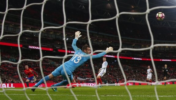 Heaton observa como Iago Aspas marca de manera espectacular el 2-1 en Wembley en su primer partido como internacional absoluto. :: Eddie Keogh Livepic / reuters
