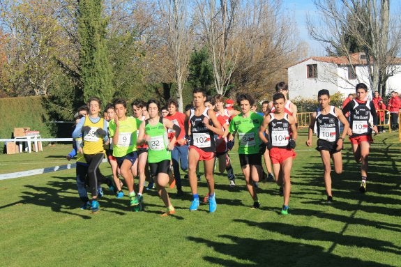 Salida de una de las pruebas masculinas de cross, disputada el año pasado en Santo Domingo. :: C.A.M.