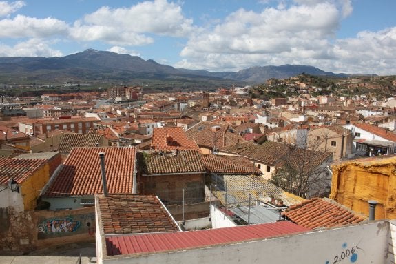 Panorámica de la ciudad del calzado desde el mirador del castillo, con la peña Isasa al fondo. :: e.p.