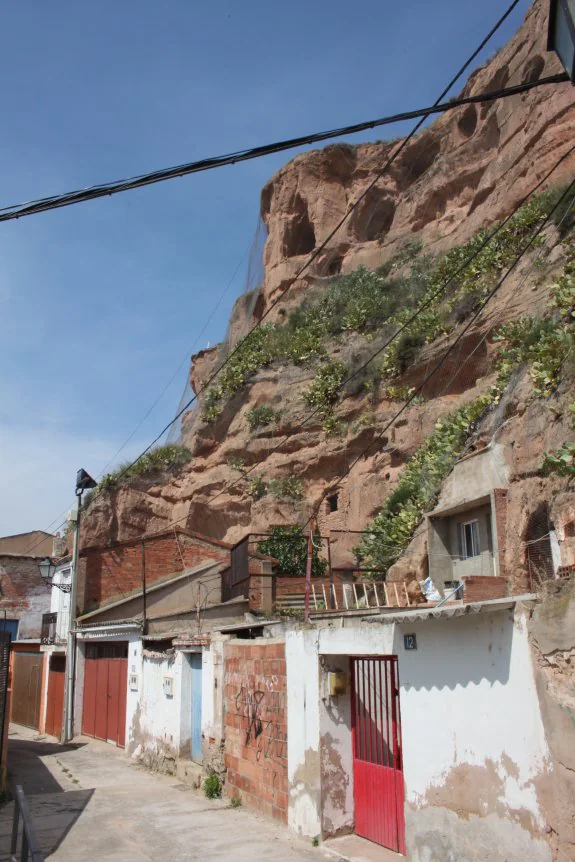 Los trabajos repararán la malla que cubre la peña sobre la zona. :: e.p.