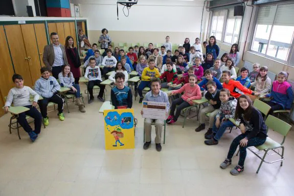 EL 'DOCTOR CASTROVIEJO' RECIBE SU PREMIO POR EL DÍA  DE LA INFANCIA