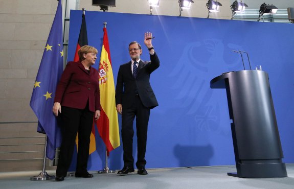 Angela Merkel y Mariano Rajoy se despiden tras su comparecencia conjunta de ayer en Berlín. :: Fabrizio Bensch / reuters
