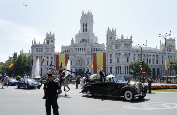 Despliegue de seguridad en las calles de Madrid el día de la proclamación de Felipe VI. :: rafa rivas / AFP