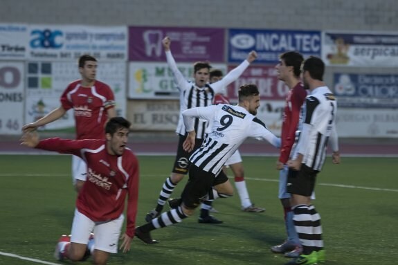 El blanquinegro Leo (9) celebra el 2-1 del Haro ante el Villegas marcado por él ayer en el estadio El Mazo. :: 