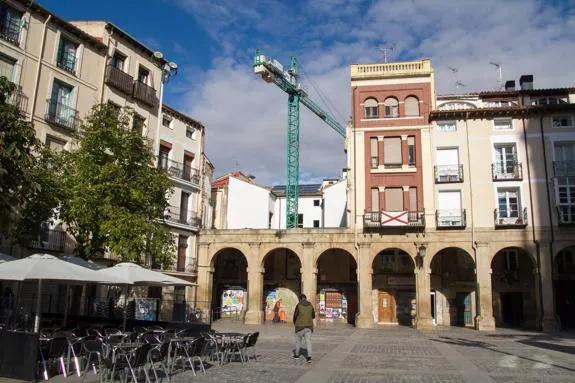 El proyecto de catorce viviendas cerrará el boquete de la fachada de la Plaza del Mercado (la grúa pertenece a otra obra próxima). :: díaz uriel