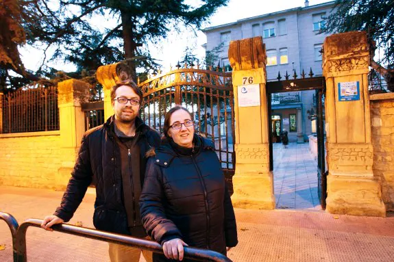 Marcos y Sonia, padres de Adrián Tobías Amilburu, posan en la puerta de Escolapias, centro donde reclaman que se readmita a su hijo. 