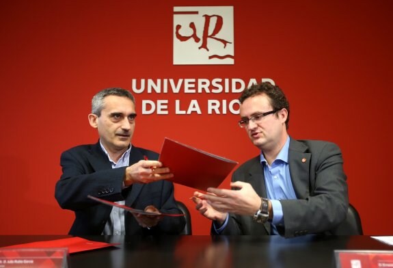 Rubio y Gómez Tarragona, en la firma del convenio. :: juan marín