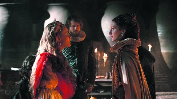 El reparto está encabezado por las actrices inglesas Olivia Chenery y Rebecca Scott, junto a Adrián Castiñeras, en el papel de Felipe II. :: r. c.