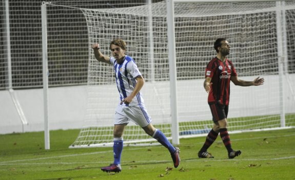 Jon Bautista, máximo goleador del equipo blanquiazul, celebra el primero de los tres tantos que anotó en la pasada jornada al Arenas en Zubieta. :: 