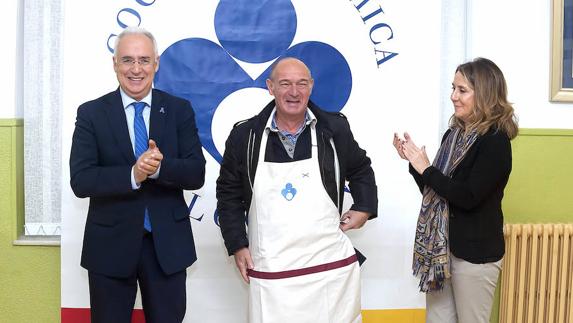 La Sociedad Gastronómica 'La Becada' recibe el delantal solidario de la Cocina Económica. 