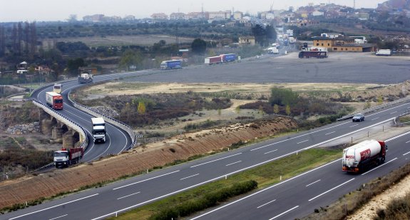 Imagen de la carretera nacional N-232 y de la autopista AP-68 en parte del tramo que se convertirá en futura ronda sur de Logroño. :: justo rodríguez