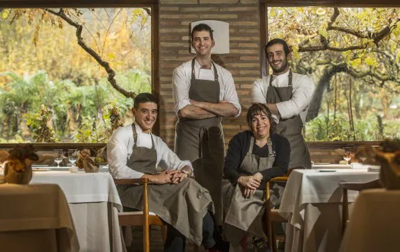 Los cuatro cocineros del equipo de Venta Moncalvillo, que ha vuelto a renovar un año más su estrella Michelin. :: justo rodríguez