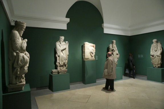 Sala del Prado con varias de las esculturas del Maestro Mateo. :: EFE