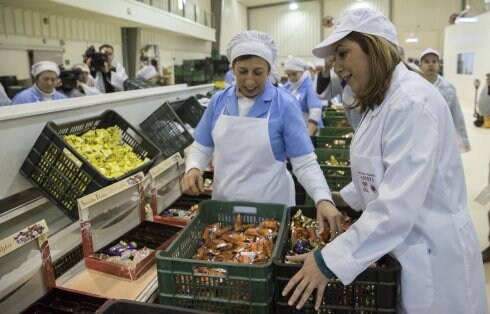 Susana Díaz, ayer, en una fábrica de mantecados en Estepa, Sevilla. :: julio muñoz / efe