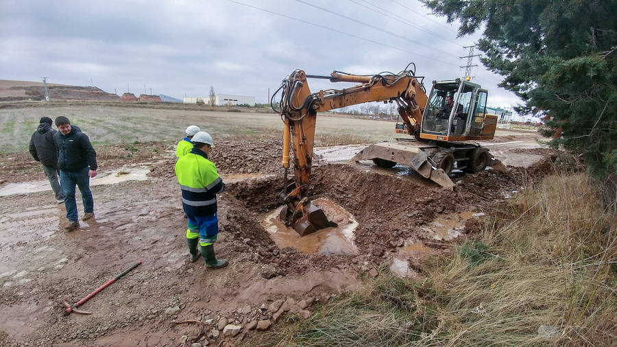 Trabajos de reparación de la avería en el camino ubicado nada más cruzar el puente en dirección a Burgos. 