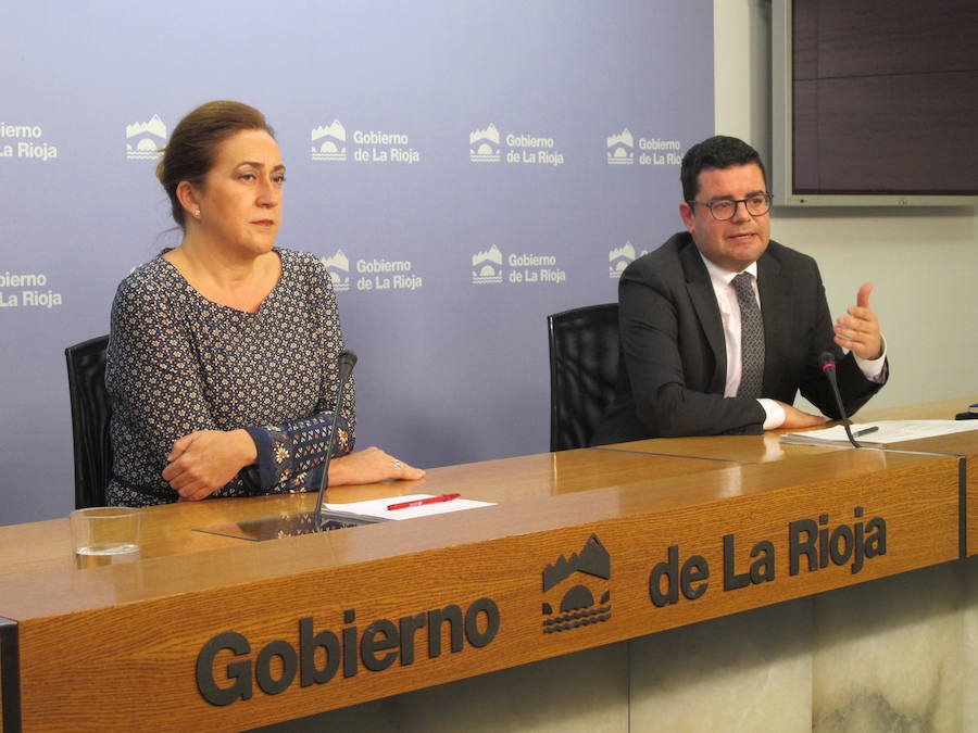 Begoña Martínez Arregui y Alfonso Domínguez, en la exposición de los datos del consejo de Gobierno. 