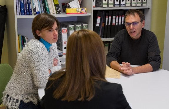 Vargas y Castresana, durante un momento  del encuentro que compartieron con Diario  LA RIOJA el pasado miércoles en la UR.  :: díaz uriel