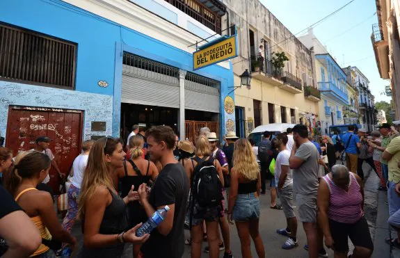 Los turistas colman la entrada del bar 'La Bodeguita del Medio', en La Habana. :: R. Pujol / efe